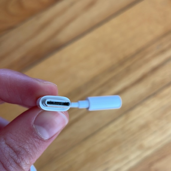 Apple USB-C to Headphone Jack - Picture 4 of 4